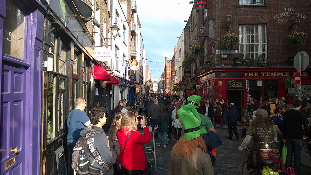 Crowd_In_Temple_Bar_On_Saturday