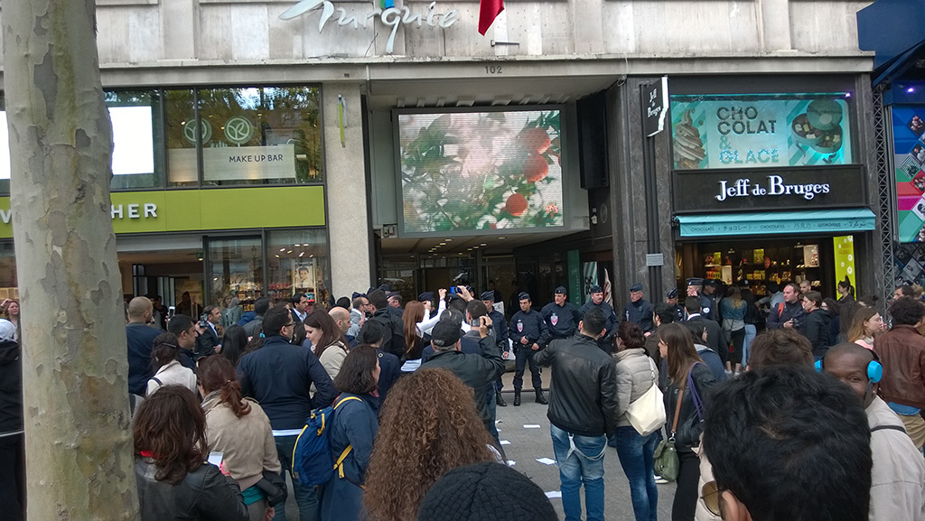 08_Protests_At_Champs_Elysees