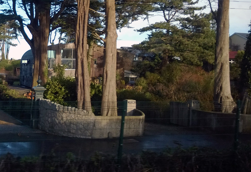 Weird_Wooden_Cabin_In_Howth