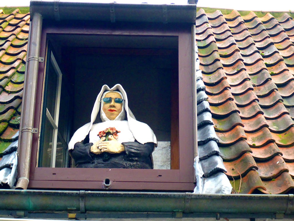 04_Nun_In_Front_Of_Beguinage_Brugges