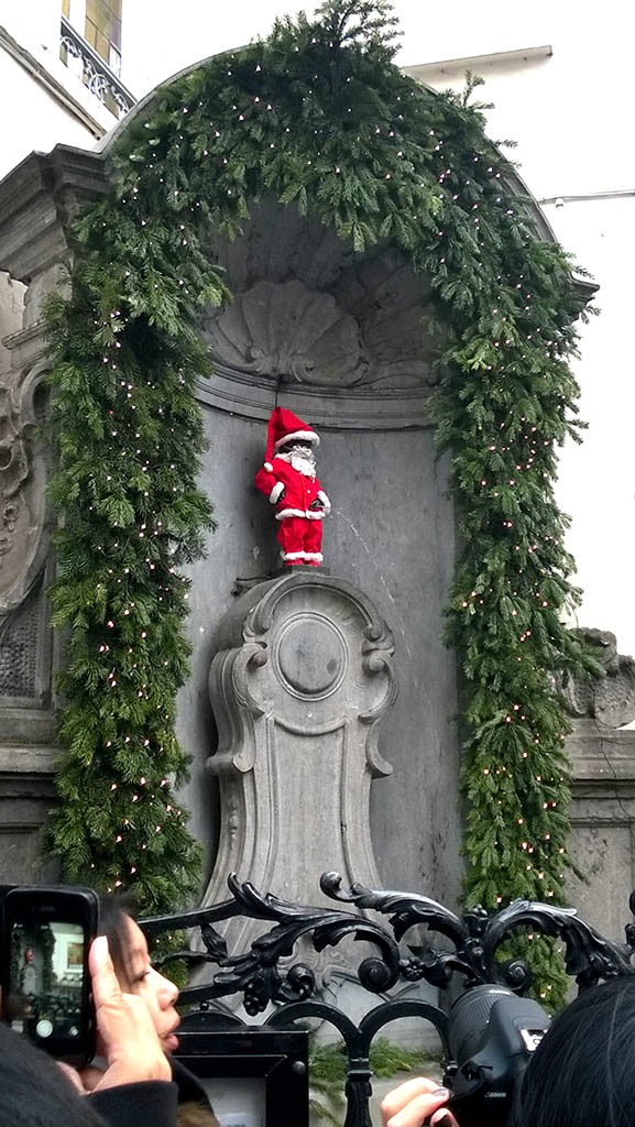 22_Manneken_Pis_Santa_Bruxelles