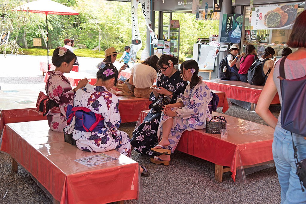 10-Ladies-In-Kimonos-In-Arashyama