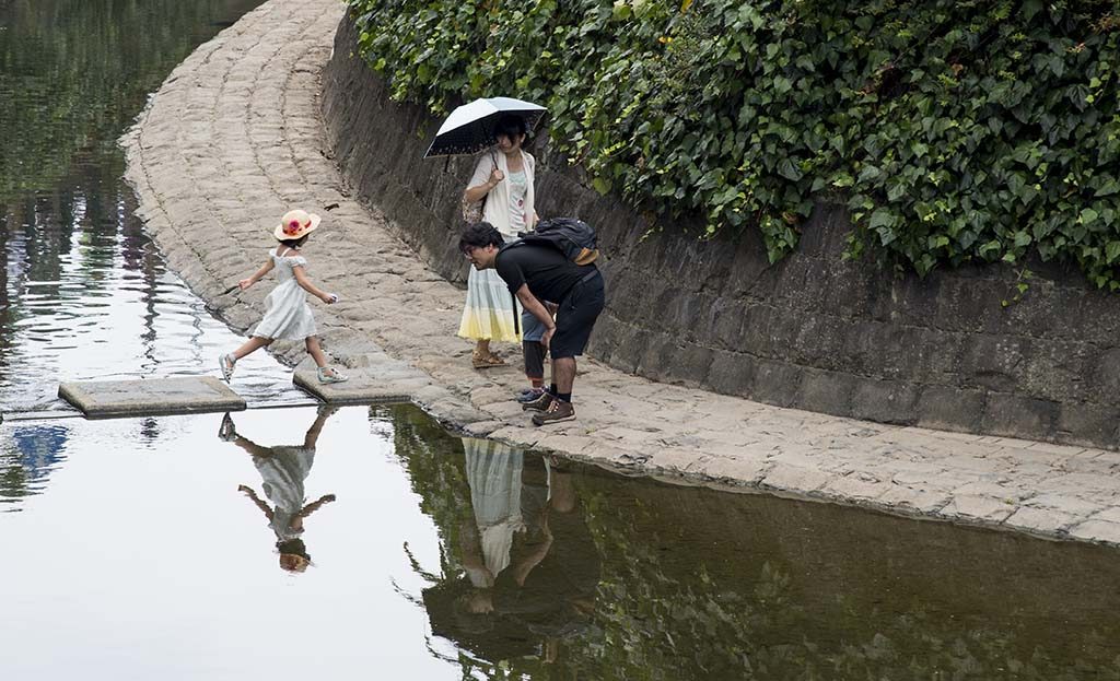 08-japanese-family-in-peace-park-nagasaki-japan